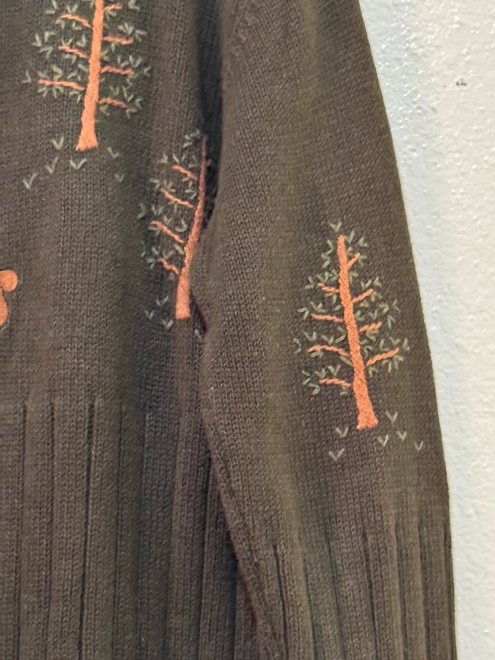 W Sz. Med Green Holiday Christmas Crew Sweater Santa Woodland Hand Embroidered - Picture 7 of 15